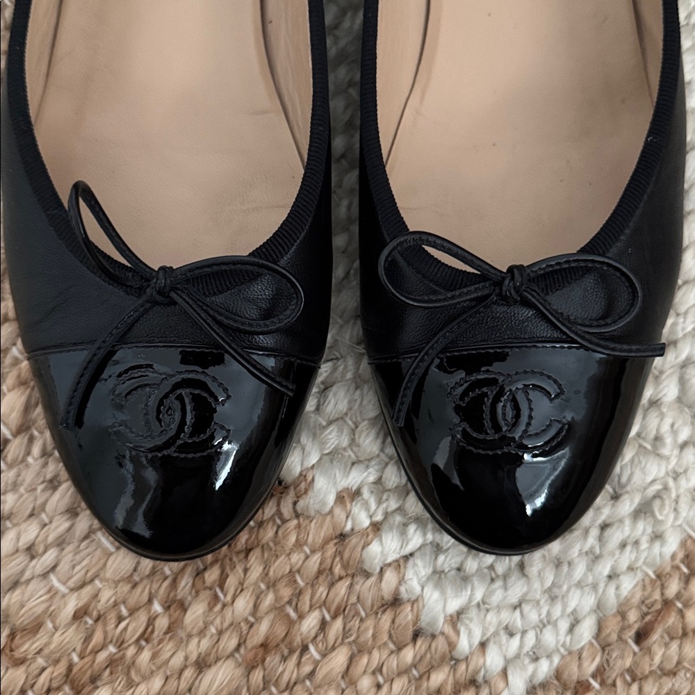 *SOLD* Authentic CHANEL Black Lambskin Patent Ballerina Flats sz 39 - Picture 3 of 12